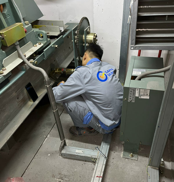 Bảo trì thang máy TPHCM - Kỹ thuật viên tra dầu bảo dưỡng động cơ