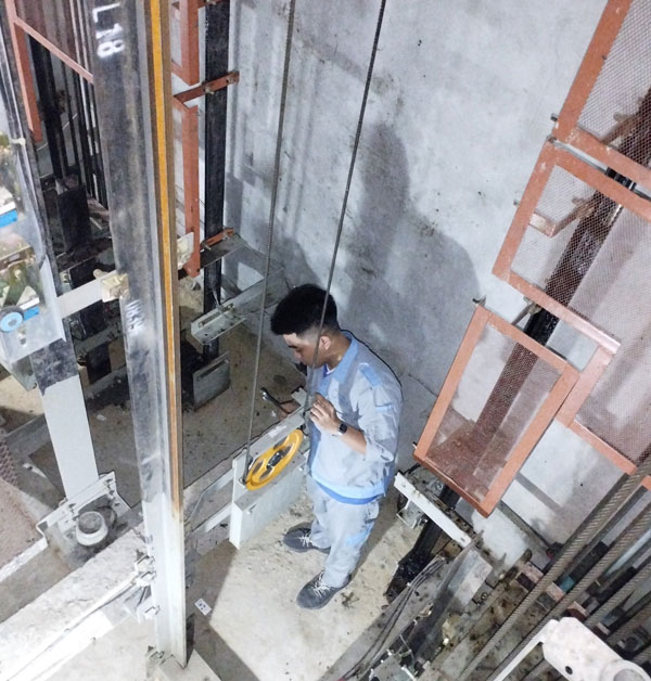 Bảo trì thang máy TPHCM: Kỹ thuật viên kiểm tra, bảo dưỡng hố pit thang máy